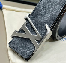 Load image into Gallery viewer, Louis Vuitton belt
