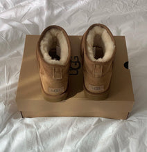 Load image into Gallery viewer, UGG Classic Boots
