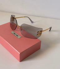 Load image into Gallery viewer, Lunettes de soleil Miu Miu
