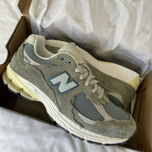 Load image into Gallery viewer, New Balance 2002R
