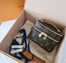 Load image into Gallery viewer, Vanity Louis Vuitton
